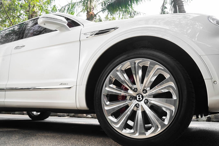 Bên cạnh đó, mẫu SUV siêu sang này còn được bổ sung hệ thống đèn pha LED Matrix. Mỗi cụm đèn bao gồm 82 bóng LED riêng biệt, giúp tối ưu khả năng chiếu sáng và tính năng an toàn. Cửa sổ trời của xe cũng được tinh chỉnh, rời về sau 125 mm.