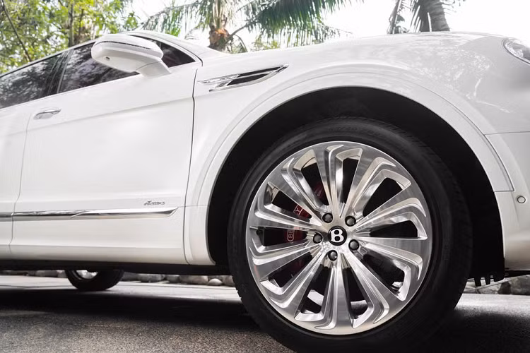 Bên cạnh đó, mẫu SUV siêu sang này còn được bổ sung hệ thống đèn pha LED Matrix. Mỗi cụm đèn bao gồm 82 bóng LED riêng biệt, giúp tối ưu khả năng chiếu sáng và tính năng an toàn. Cửa sổ trời của xe cũng được tinh chỉnh, rời về sau 125 mm.