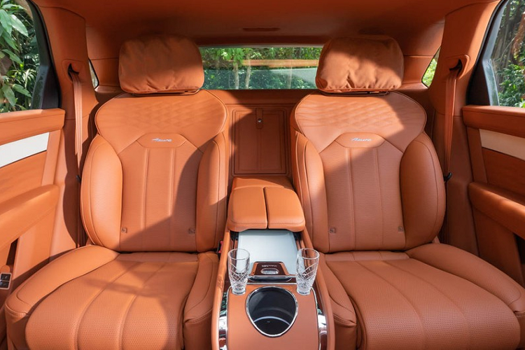 Tùy chọn ghế thương gia cao cấp Bentley Airline Seat cho phép hành khách có thể tùy chỉnh tư thế ghế ngồi thông qua màn hình cảm ứng đi kèm, điều chỉnh 22 hướng, khả năng ngả 40 độ cho phép hành khách thoải mái nằm ngủ cùng công nghệ điều hòa tự động điều chỉnh nhiệt độ.