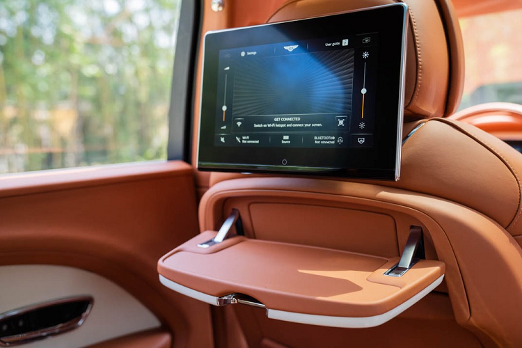 Các tính năng sang trọng khác của Bentayga EWB mới bao gồm cửa hít lần đầu tiên được dùng cho xe Bentley, cửa sau/bệ tì tay trung tâm có sưởi và tùy chọn hệ thống đèn LED ẩn sau lớp da trên tấm ốp cửa xe Bentley Diamond Illumination. Xe có cấu hình chỗ ngồi 4+1 tiêu chuẩn. 