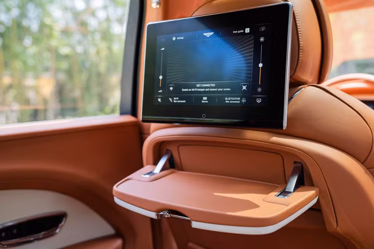 Các tính năng sang trọng khác của Bentayga EWB mới bao gồm cửa hít lần đầu tiên được dùng cho xe Bentley, cửa sau/bệ tì tay trung tâm có sưởi và tùy chọn hệ thống đèn LED ẩn sau lớp da trên tấm ốp cửa xe Bentley Diamond Illumination. Xe có cấu hình chỗ ngồi 4+1 tiêu chuẩn. 