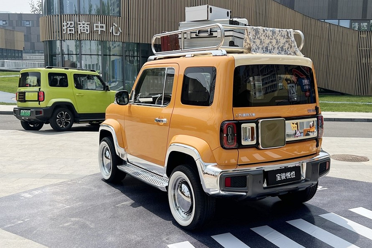 Trên thanh chống va đập này có 2 đèn LED trợ sáng. Chưa dừng lại đó, chiếc xe Baojun Yep này còn được trang bị baga mui có thể tích hợp thêm lều dã ngoại hoặc chỉ đơn giản, làm khoang hành lý thứ 2 cho xe.