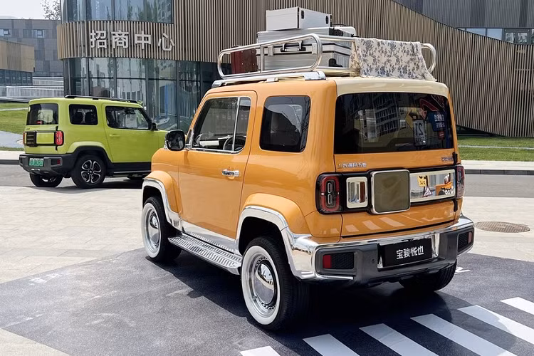 Trên thanh chống va đập này có 2 đèn LED trợ sáng. Chưa dừng lại đó, chiếc xe Baojun Yep này còn được trang bị baga mui có thể tích hợp thêm lều dã ngoại hoặc chỉ đơn giản, làm khoang hành lý thứ 2 cho xe.