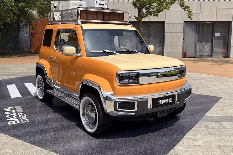 Ba phiên bản sửa đổi này đều mang sự cá tính cũng như có một phong cách hình ảnh độc đáo, đầu tiên là chiếc xe mang màu đen, chỉ được tạo điểm nhấn thêm qua bộ mâm độ rất kỳ công và được sơn màu trắng, ngoài ra còn có nhiều chi tiết mạ crôm sáng bóng, tạo điểm nhấn tổng thể cho xe. Thay đổi tiếp theo chỉ là phần tai gương ốp chất liệu crôm.