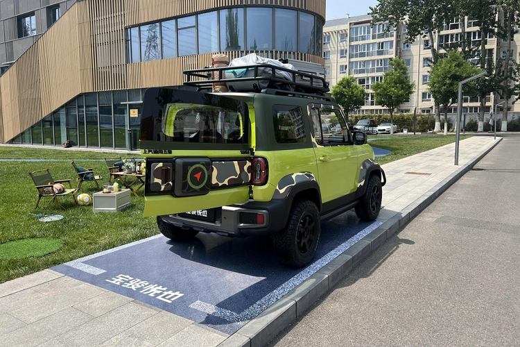 Dù mang phong cách gì, 3 phiên bản sửa đổi của xe Baojun Yep này vẫn sử dụng hệ dẫn động cầu sau và được trang bị mô-tơ điện đồng bộ nam châm vĩnh cửu với công suất tối đa 68 mã lực cùng mô-men xoắn cực đại 140 Nm.