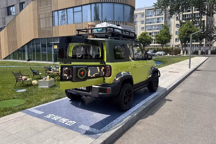 Dù mang phong cách gì, 3 phiên bản sửa đổi của xe Baojun Yep này vẫn sử dụng hệ dẫn động cầu sau và được trang bị mô-tơ điện đồng bộ nam châm vĩnh cửu với công suất tối đa 68 mã lực cùng mô-men xoắn cực đại 140 Nm.