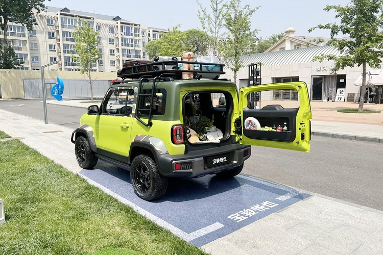 Xe được trang bị pin có dung lượng 28,1 kWh, mang đến quãng đường di chuyển theo chu trình thử nghiệm CLTC của Trung Quốc là 303 km chỉ sau 1 lần sạc đầy, nếu cảm thấy chưa hài lòng, hãng còn có 1 gói giúp xe tăng thêm 80 km.