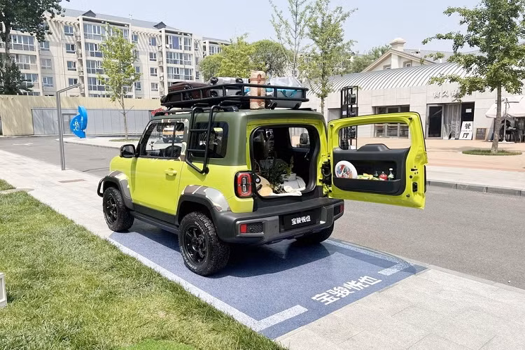 Xe được trang bị pin có dung lượng 28,1 kWh, mang đến quãng đường di chuyển theo chu trình thử nghiệm CLTC của Trung Quốc là 303 km chỉ sau 1 lần sạc đầy, nếu cảm thấy chưa hài lòng, hãng còn có 1 gói giúp xe tăng thêm 80 km.