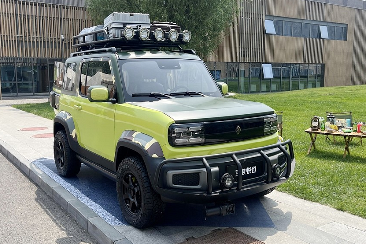 Ấn tượng, phía trước baga ncủa Baojun Yep chạy điện có tới 5 bóng đèn LED, đủ thắp sáng chỗ dã ngoại trong rừng, giúp bạn không phải lo mua nhiều bóng đèn.