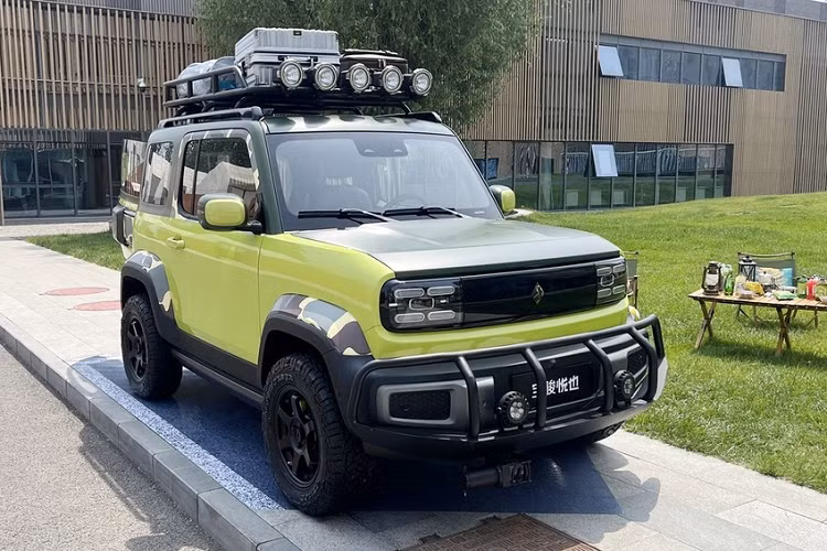 Ấn tượng, phía trước baga ncủa Baojun Yep chạy điện có tới 5 bóng đèn LED, đủ thắp sáng chỗ dã ngoại trong rừng, giúp bạn không phải lo mua nhiều bóng đèn.