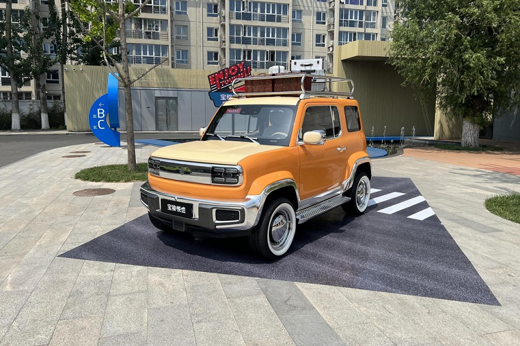 Phần đầu xe của chiếc Baojun Yep này đã thấy ngay sự cá tính với 1 thanh chống va đập kiên cố ở cản trước, giúp việc băng đèo lội suối không gây ra những hư hỏng cho phần nhựa của cản trước.