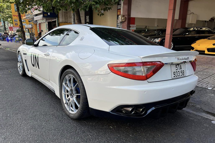 Về vận hành, Maserati GranTurismo có công suất mạnh 454 mã lực, mô-men xoắn cực đại 519 Nm. Nhờ khối động cơ V8 cùng thiết kế khung nhôm nguyên khối, Maserati GranTurismo có khả năng bứt tốc trong vòng 4,8 giây, tốc độ tối đa 298 km/h. Mức giá xe Maserati GranTurismo này từng rao bán là 2,5 tỷ đồng.