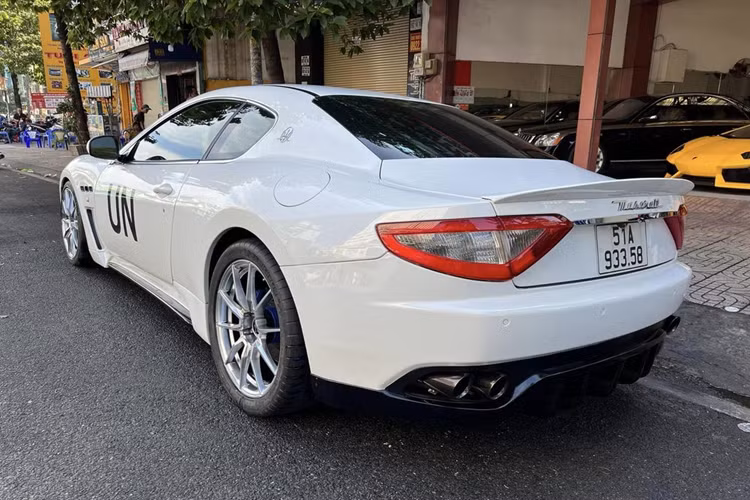 Về vận hành, Maserati GranTurismo có công suất mạnh 454 mã lực, mô-men xoắn cực đại 519 Nm. Nhờ khối động cơ V8 cùng thiết kế khung nhôm nguyên khối, Maserati GranTurismo có khả năng bứt tốc trong vòng 4,8 giây, tốc độ tối đa 298 km/h. Mức giá xe Maserati GranTurismo này từng rao bán là 2,5 tỷ đồng.