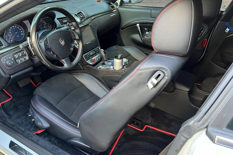 Dưới cái nắng của Sài Gòn, Maserati GranTurismo của Qua Vũ trong bộ “áo” trắng muốt lại càng thêm phần nổi bật, thu hút không ít ánh nhìn của người đi đường. Tương tự các mẫu xe khác trong gia đình Maserati, mẫu GranTurismo cũng được chắp bút bởi xưởng thiết kế Pininfarina, nơi sản sinh ra những mẫu xe thuộc hàng kinh điển trên thế giới.