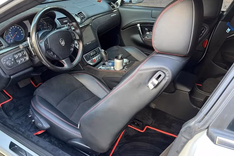 Dưới cái nắng của Sài Gòn, Maserati GranTurismo của Qua Vũ trong bộ “áo” trắng muốt lại càng thêm phần nổi bật, thu hút không ít ánh nhìn của người đi đường. Tương tự các mẫu xe khác trong gia đình Maserati, mẫu GranTurismo cũng được chắp bút bởi xưởng thiết kế Pininfarina, nơi sản sinh ra những mẫu xe thuộc hàng kinh điển trên thế giới.