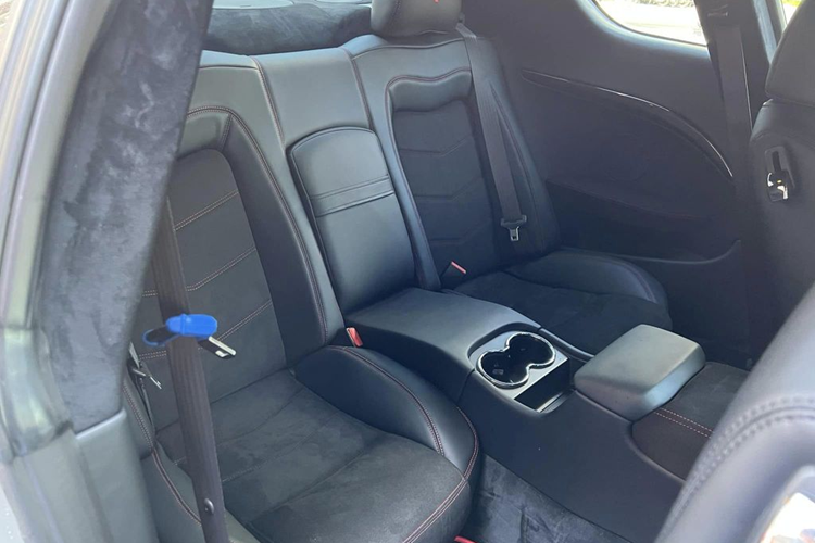 Chiếc Maserati GranTurismo này khi sang tay chủ mới đã được đổi biển và lên bộ kit của phiên bản MC Stradale với cản trước, ốp sườn, bộ khuếch tán hay cánh lướt gió thể thao hơn. Nhìn ngang hông xe, hai bên vè bánh trước có 3 khe thoát khí, một đặc điểm nhận dạng độc đáo khác của những chiếc Maserati.