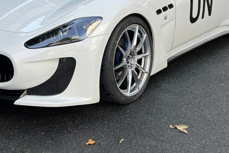 Tương tự như những chiếc xe hiện đang có trong garage của ông Đặng Lê Nguyên Vũ, Maserati GranTurismo cũng được dán logo UN màu đen lên thân xe, đánh dấu bản quyền của chủ sở hữu.