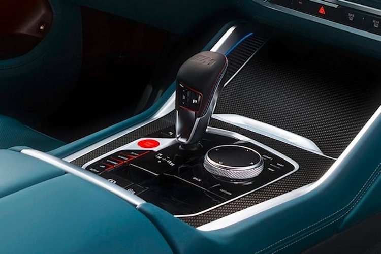 BMW XM 2023 được trang bị động cơ xăng V8, tăng áp kép, dung tích 4.4L, sản sinh công suất tối đa 483 mã lực và mô-men xoắn cực đại 650 Nm. Động cơ kết hợp với hộp số tự động 8 cấp và hệ dẫn động 4 bánh.