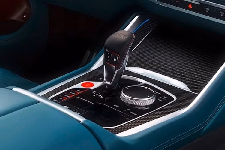 BMW XM 2023 được trang bị động cơ xăng V8, tăng áp kép, dung tích 4.4L, sản sinh công suất tối đa 483 mã lực và mô-men xoắn cực đại 650 Nm. Động cơ kết hợp với hộp số tự động 8 cấp và hệ dẫn động 4 bánh.