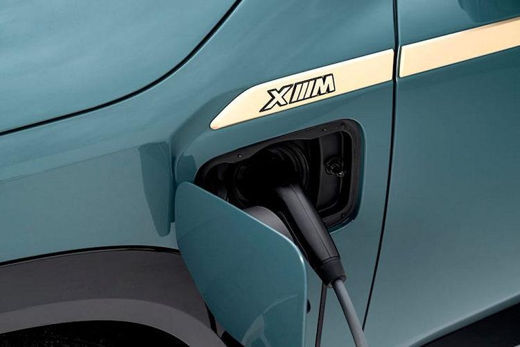 So với các mẫu xe hybrid hạng sang khác, phạm vi hoạt động ở chế độ thuần điện của BMW XM 2023 khá khiêm tốn, chỉ khoảng 50 km với vận tốc tối đa 140 km/h.