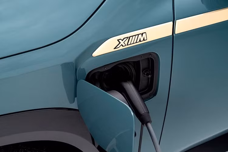 So với các mẫu xe hybrid hạng sang khác, phạm vi hoạt động ở chế độ thuần điện của BMW XM 2023 khá khiêm tốn, chỉ khoảng 50 km với vận tốc tối đa 140 km/h.