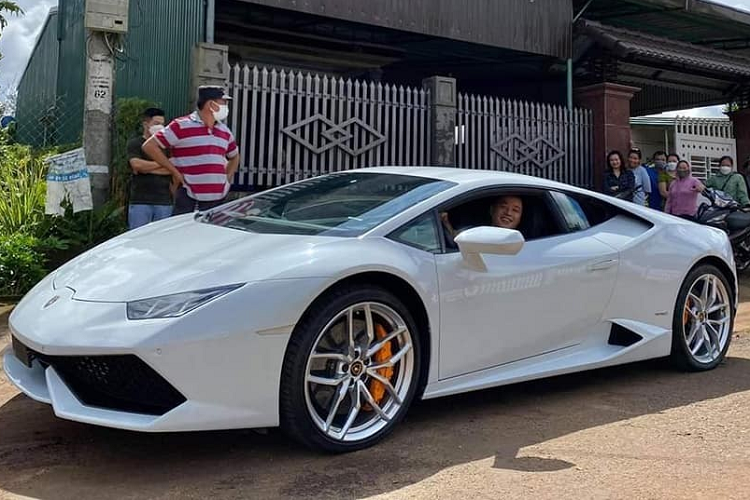 Hiện dòng siêu xe Lamborghini Huracan LP610-4 đã nhường dây chuyền sản xuất lại cho Lamborghini Huracan EVO cũng như Lamborghini Huracan STO, tuy nhiên, đây vẫn là "bò tót" được các dân chơi Việt quan tâm để trải nghiệm, trong đó có người đẹp đến từ Đắk Lắk. 