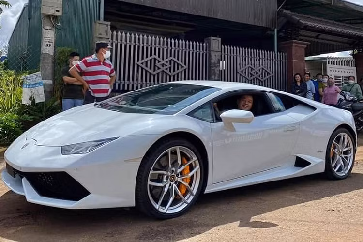Hiện dòng siêu xe Lamborghini Huracan LP610-4 đã nhường dây chuyền sản xuất lại cho Lamborghini Huracan EVO cũng như Lamborghini Huracan STO, tuy nhiên, đây vẫn là "bò tót" được các dân chơi Việt quan tâm để trải nghiệm, trong đó có người đẹp đến từ Đắk Lắk. 