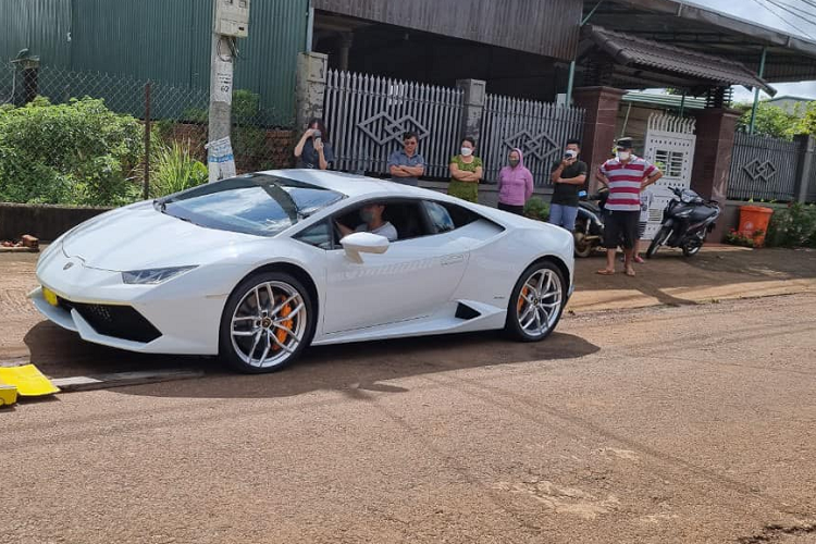 Nội công trên siêu xe này sẽ đồng hành cùng hộp số tự động 7 tốc độ và hệ dẫn động 4 bánh toàn thời gian, nhờ đó, siêu xe Lamborghini Huracan LP610-4 mới được cô gái bán mỹ phẩm mua lại chỉ mất khoảng thời gian 3,2 giây để tăng tốc từ vị trí xuất phát lên 100 km/h trước khi đạt vận tốc tối đa 325 km/h.