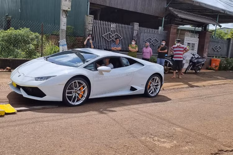 Nội công trên siêu xe này sẽ đồng hành cùng hộp số tự động 7 tốc độ và hệ dẫn động 4 bánh toàn thời gian, nhờ đó, siêu xe Lamborghini Huracan LP610-4 mới được cô gái bán mỹ phẩm mua lại chỉ mất khoảng thời gian 3,2 giây để tăng tốc từ vị trí xuất phát lên 100 km/h trước khi đạt vận tốc tối đa 325 km/h.