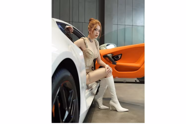 Ngoại thất chiếc siêu xe Lamborghini Huracan của hot girl Đắk Lắk mới tậu về có màu sơn trắng Bianco Monocerus, xe được nhập khẩu chính hãng về nước cách đây hơn 7 năm và trải qua rất nhiều đời chủ trước khi được 9x Buôn Ma Thuột mua về.