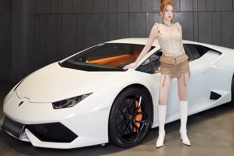 Không ít người cho rằng giữa thời điểm kinh tế, khó khăn, nhiều công ty phá sản, các doanh nghiệp phải sản xuất cầm chừng thì việc cô gái 9X tự tậu siêu xe Lamborghini Huracan hơn chục tỷ đồng là quá giỏi, được biết, nghề nghiệp chính của cô là kinh doanh mỹ phẩm.