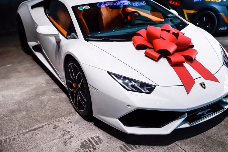 Siêu xe này được trang bị động cơ V10, dung tích 5.2 lít, sản sinh công suất tối đa 610 mã lực và mô-men xoắn cực đại 560 Nm tại vòng tua máy 6.500 vòng/phút.