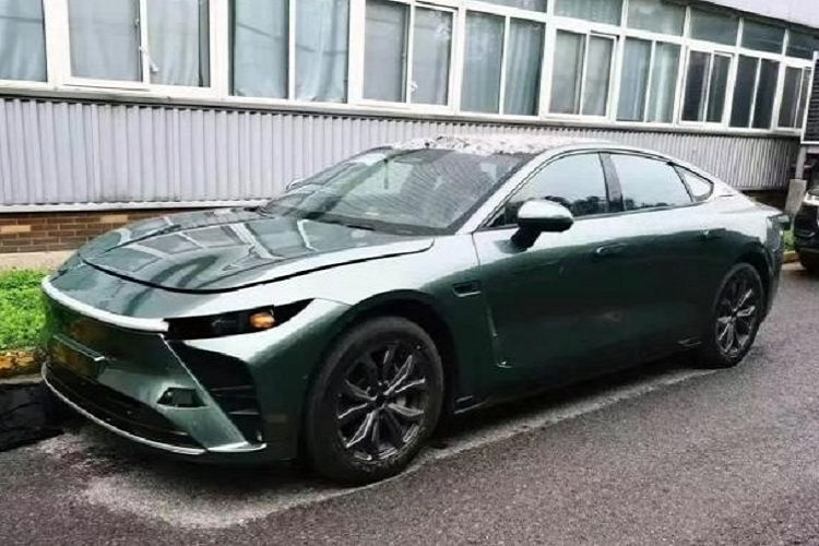 Chery đã tạo ra thương hiệu Xingtu nhằm tập trung cho phân khúc cao cấp. Mới đây, 1 hình ảnh hiếm hoi về Xingtu E03 2024 mới - mẫu sedan cỡ trung đã lộ diện ngoài đời thực của Xingtu. Xe dự kiến sẽ vén màn hoặc trưng bày trước tại Triển lãm ô tô Thượng Hải diễn ra vào tháng sau trước khi mở bán hoặc ra mắt chính thức vào cuối năm nay.