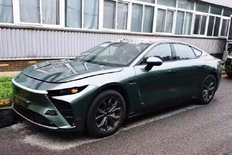 Chery đã tạo ra thương hiệu Xingtu nhằm tập trung cho phân khúc cao cấp. Mới đây, 1 hình ảnh hiếm hoi về Xingtu E03 2024 mới - mẫu sedan cỡ trung đã lộ diện ngoài đời thực của Xingtu. Xe dự kiến sẽ vén màn hoặc trưng bày trước tại Triển lãm ô tô Thượng Hải diễn ra vào tháng sau trước khi mở bán hoặc ra mắt chính thức vào cuối năm nay.