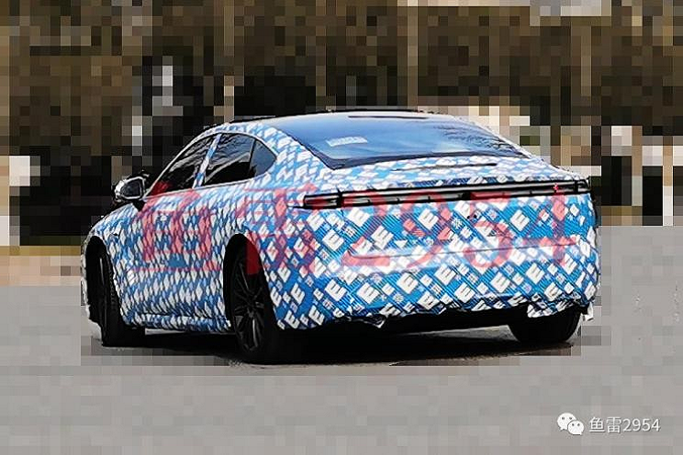 Hình ảnh bằng xương bằng thịt của Xingtu E03 ngoài đời thực cho thấy mẫu xe này sở hữu cụm đèn pha LED đẹp mắt và thay vì nối với nhau bằng dải crom thì lại là dải đèn LED chiếu sáng ban ngày, ngoài ra, hốc gió 2 bên đầu xe dựng đứng, chia thành nhiều tầng và liên kết với đèn pha. Vòng ra bên sườn, xe có tay nắm cửa ẩn, kiểu dáng fastback mượt mà.