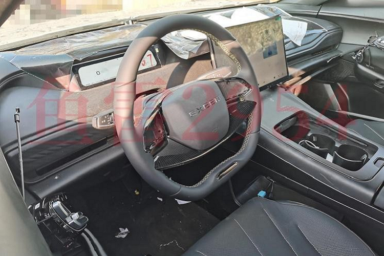 Theo thông tin trước đó, chiếc xe đã được đăng ký bảo hộ và hình ảnh mới nhất cho thấy, nó đã được đưa ra khỏi dây chuyền lắp ráp tại siêu nhà máy khu công nghiệp ô tô kết nối thông minh của Chery, để chuẩn bị quá trình chạy thử, kiểm tra 1 số công đoạn khác. Xingtu E03 2024 chạy điện khi chính thức ra mắt sẽ có đối thủ chính là những mẫu xe như Tesla Model 3, BYD Han hay Xpeng P7