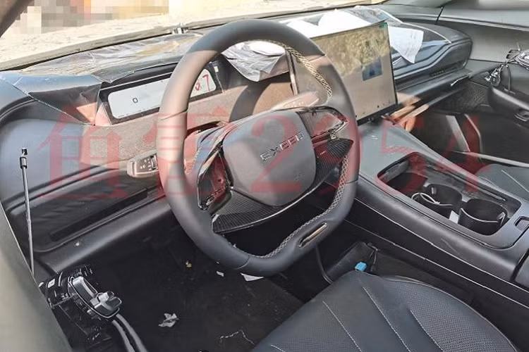 Theo thông tin trước đó, chiếc xe đã được đăng ký bảo hộ và hình ảnh mới nhất cho thấy, nó đã được đưa ra khỏi dây chuyền lắp ráp tại siêu nhà máy khu công nghiệp ô tô kết nối thông minh của Chery, để chuẩn bị quá trình chạy thử, kiểm tra 1 số công đoạn khác. Xingtu E03 2024 chạy điện khi chính thức ra mắt sẽ có đối thủ chính là những mẫu xe như Tesla Model 3, BYD Han hay Xpeng P7