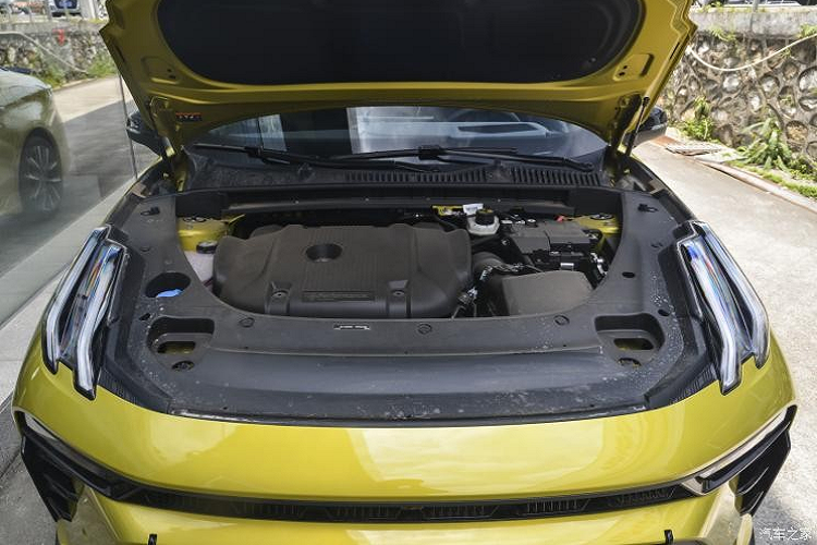 Ngoại hình của xe mới không thay đổi, vẫn có thiết kế khe hút gió lớn, cánh lướt gió phía sau và bộ khuếch tán. Về nội thất, mẫu xe giới hạn này sẽ được trang bị hệ thống ô tô-máy LYNK OS N, đồng thời lần đầu tiên sẽ bổ sung thêm chế độ buồng lái chiến đấu, có thể gợi lên ánh sáng, âm nhạc, chế độ lái đường đua, v.v. chỉ qua một cú nhấp chuột.