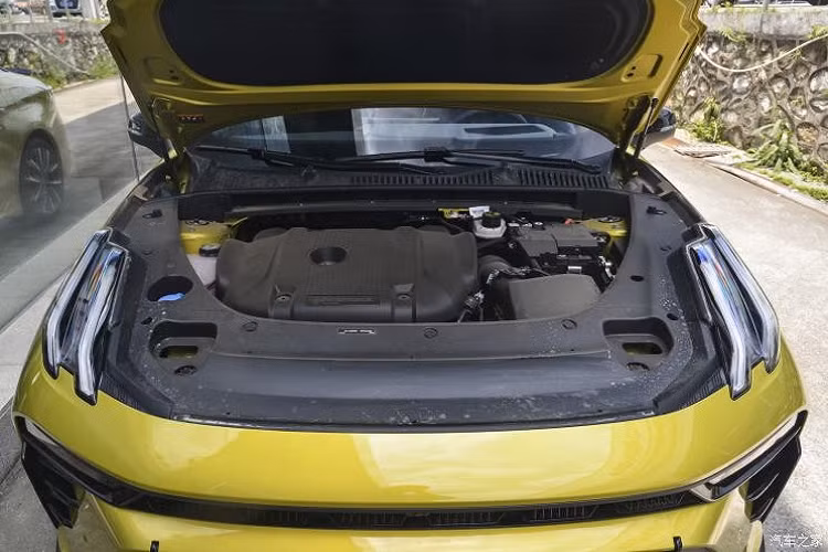 Ngoại hình của xe mới không thay đổi, vẫn có thiết kế khe hút gió lớn, cánh lướt gió phía sau và bộ khuếch tán. Về nội thất, mẫu xe giới hạn này sẽ được trang bị hệ thống ô tô-máy LYNK OS N, đồng thời lần đầu tiên sẽ bổ sung thêm chế độ buồng lái chiến đấu, có thể gợi lên ánh sáng, âm nhạc, chế độ lái đường đua, v.v. chỉ qua một cú nhấp chuột.