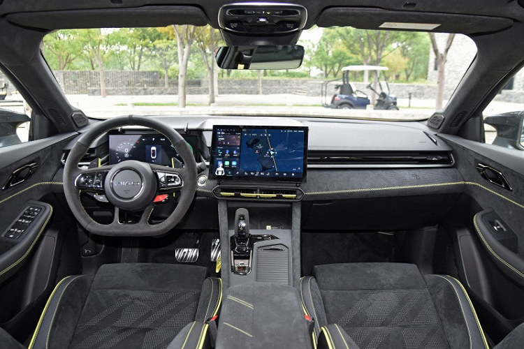 303 chiếc Lynk &amp; Co 03 mới được bổ sung bao gồm gói hiệu suất (18 chiếc vàng, 15 chiếc màu đen), phiên bản Yufeng Edition (gói tùy chọn công nghệ + gói điều khiển lái, 95 chiếc vàng, 40 chiếc màu đen) và cuối cùng là Wind Control Edition (gói tùy chọn công nghệ, 95 xe mang màu vàng, 40 chiếc màu đen).