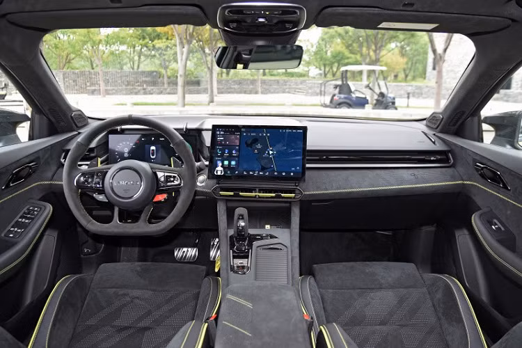 303 chiếc Lynk &amp; Co 03 mới được bổ sung bao gồm gói hiệu suất (18 chiếc vàng, 15 chiếc màu đen), phiên bản Yufeng Edition (gói tùy chọn công nghệ + gói điều khiển lái, 95 chiếc vàng, 40 chiếc màu đen) và cuối cùng là Wind Control Edition (gói tùy chọn công nghệ, 95 xe mang màu vàng, 40 chiếc màu đen).