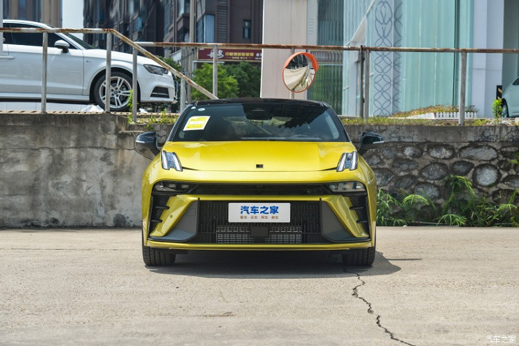 Về sức mạnh, xe mới vẫn được trang bị động cơ 4 xi-lanh tăng áp Drive-E 2.0TD T5 Evo cho công suất tối đa 265 mã lực và mô-men xoắn cực đại 380 Nm. Hộp số sàn tự động tốc độ và BorgWarner thế hệ thứ 6. Với hệ dẫn động 4 bánh, thời gian tăng tốc 0-100 km/h chỉ 5,7 giây và tốc độ tối đa có thể đạt 250k m/h.