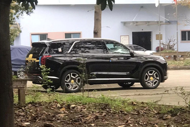 Công suất sạc tối đa 27W và 3A. Ngoài ra, bốn ổ cắm 12V được trang bị trên bảng điều khiển trung tâm, hàng ghế trước, sau và trong khoang hành lý. Cổng sạc không dây dành cho các thiết bị di động cũng tăng lên 15W, thay vì 5W như trước.