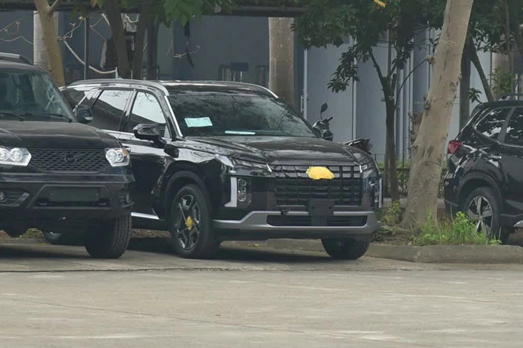 Màn hình hiển thị thông tin kính lái HUD cũng tăng từ 1,8 inch lên 2,6 inch, độ phân giải tăng từ 480 x 240 pixel lên 800 x 480 pixel. Ngoài ra, màn hình HUD trên Hyundai Palisade 2023 tại Malaysia cũng bao gồm tính năng điều hướng dẫn đường, nhỉnh hơn so với phiên bản toàn cầu.