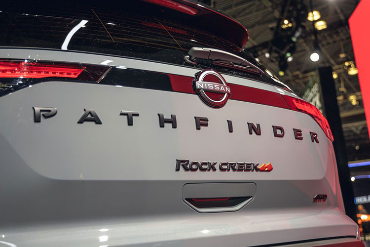 Trong khi đó, thiết kế cản trước và khe gió nằm dọc ở hai góc đầu xe khá giống phiên bản concept. Ngay cả bộ vành đa chấu với thiết kế khí động lực học của Nissan Pathfinder Concept cũng được giữ lại trên phiên bản thương mại. Tương tự đèn pha, đèn hậu của Nissan Pathfinder 2024 đã thay đổi với thiết kế kém ấn tượng hơn so với phiên bản concept.