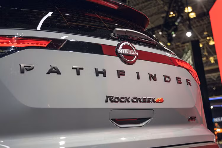 Trong khi đó, thiết kế cản trước và khe gió nằm dọc ở hai góc đầu xe khá giống phiên bản concept. Ngay cả bộ vành đa chấu với thiết kế khí động lực học của Nissan Pathfinder Concept cũng được giữ lại trên phiên bản thương mại. Tương tự đèn pha, đèn hậu của Nissan Pathfinder 2024 đã thay đổi với thiết kế kém ấn tượng hơn so với phiên bản concept.