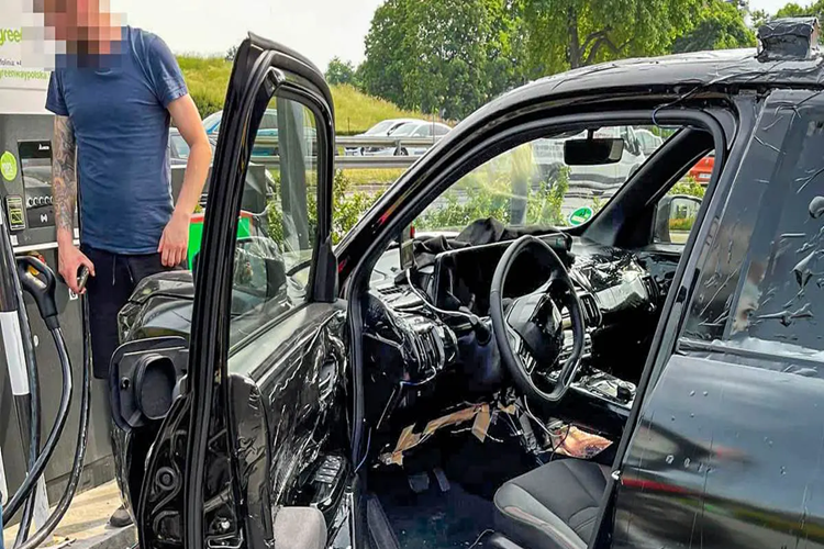 Theo Suzuki, eVX concept có chiều dài 4.300 mm, rộng 1.800 mm và cao 1.600 mm. Điều này có nghĩa là mẫu xe sản xuất sẽ có kích thước tương tự như SX4 S-Cross và dài hơn một chút so với Vitara. eVX đóng một vai trò rất quan trọng đối với Suzuki vì đây sẽ là mẫu xe thuần điện toàn cầu đầu tiên của hãng.