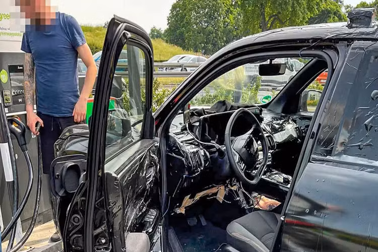 Theo Suzuki, eVX concept có chiều dài 4.300 mm, rộng 1.800 mm và cao 1.600 mm. Điều này có nghĩa là mẫu xe sản xuất sẽ có kích thước tương tự như SX4 S-Cross và dài hơn một chút so với Vitara. eVX đóng một vai trò rất quan trọng đối với Suzuki vì đây sẽ là mẫu xe thuần điện toàn cầu đầu tiên của hãng.