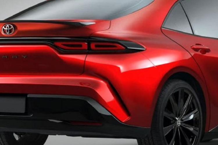 Đằng sau, Toyota Camry 2024 trong tưởng tượng của Theophilus Chin được trang bị cụm đèn hậu theo phong cách giống Toyota GR Supra và Mercedes-Benz GLB. Cụm đèn hậu được bao quanh bằng viền màu đen bóng trong khi tem chữ nổi "Camry" nằm bên dưới. Thêm vào đó là cánh gió nhỏ màu đen, tích hợp vào nắp cốp và 2 khe gió trên cản sau.