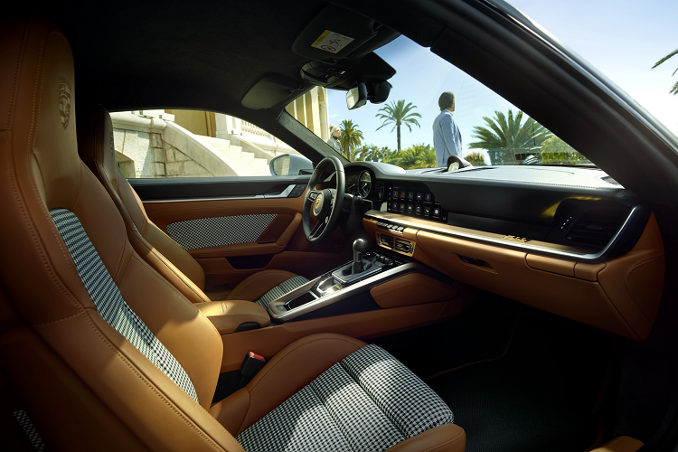 Tức chênh lệch gấp đôi so với giá bán của xe, điều này đã khiến không ít khách hàng giận dữ và nhiều người đang quan tâm đặc biệt đến mẫu xe này vì không hiểu sao lại tăng giá khủng khiếp, đắt hơn cả các siêu xe giới hạn của McLaren, Lamborghini hay Ferrari.